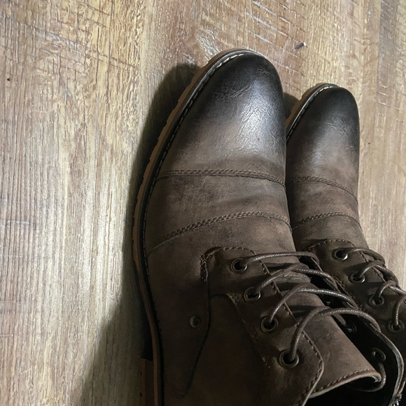 Metrocharm MC144 Men's Casual Mid-Top
Lace Up Cap Toe Oxford Boot
Size 7.5 - Picture 2 of 4